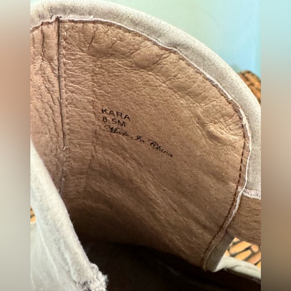 Donald J Pliner Boots in EUC 8.5M
Peep Toe Heels Taupe Leather Buckle
"Kara" - Picture 9 of 9